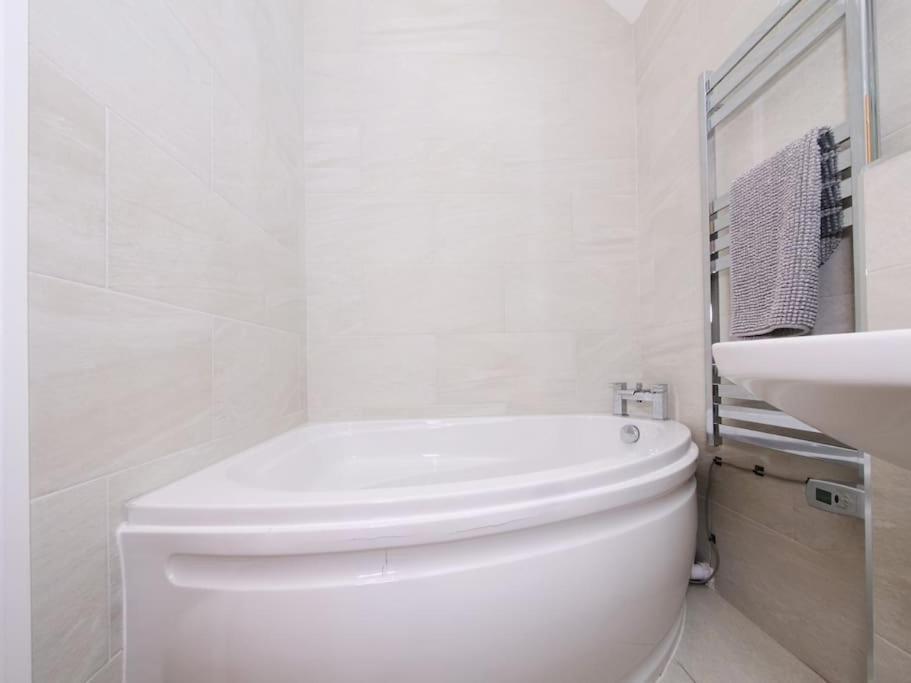 Hoxne Cottages - Daisy Cottage With Private Hot Tub يورك المظهر الخارجي الصورة