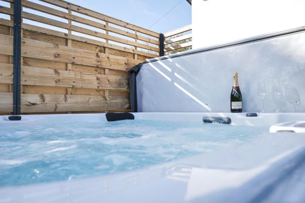 Hoxne Cottages - Daisy Cottage With Private Hot Tub يورك المظهر الخارجي الصورة
